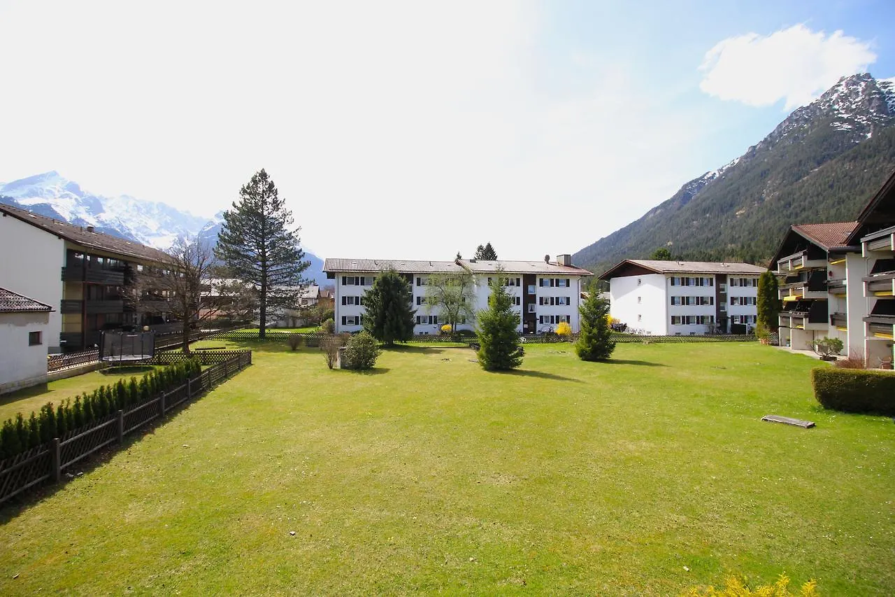 Appartement Lindenschloesschen & Schlossgarten Garmisch-Partenkirchen